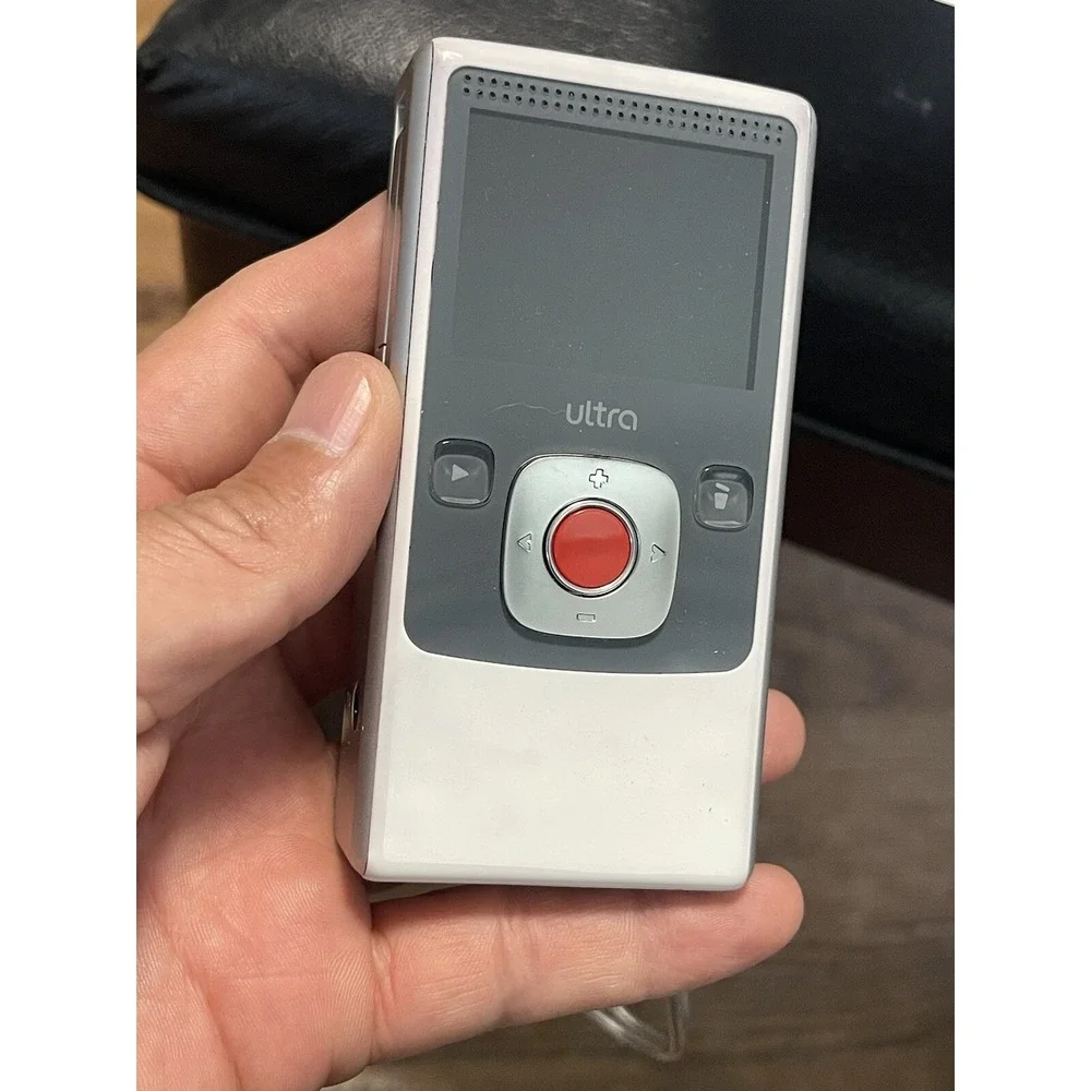 Flip Ultra Video Camera 4 GB  Records 120min,  Model: U1120W- White (asis)